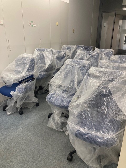 届いた時の12脚の椅子