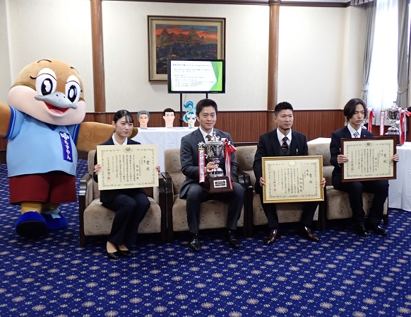 金賞受賞者と記念撮影する知事