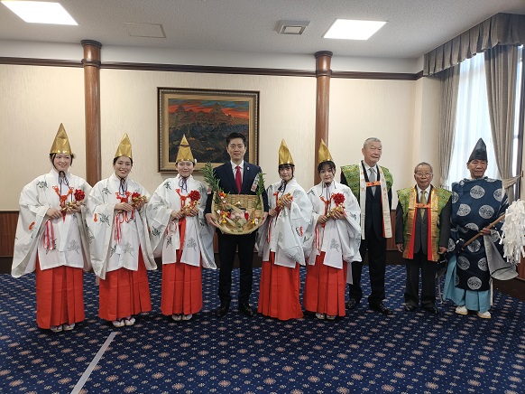 福娘の皆さんと知事