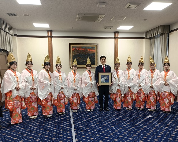 福娘の皆さんと知事