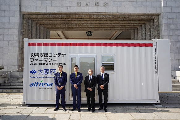 コンテナファーマシー前で写真撮影に応じる知事