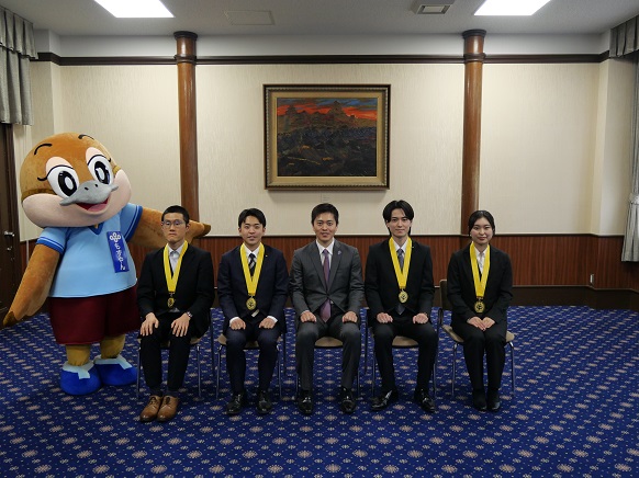 金メダリスト4名と知事の集合写真