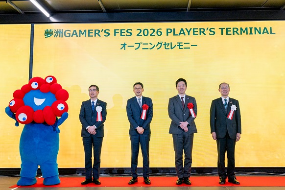 他来賓者と共に記念写真撮影に応じる知事