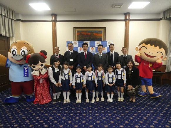 式典出席者と集合写真を撮影する知事