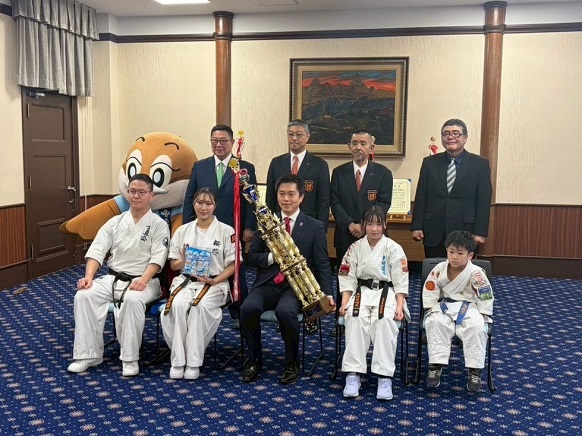 文部科学大臣杯第19回JKJO全日本ジュニア空手道選手権大会、第17回JKJO全日本空手道選手権大会、第5回JKJO全日本シニア空手道選手権大会優勝選手(関係者含む)と知事