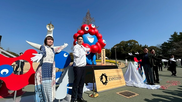 出演者とともにミャクミャクモニュメント(いらっしゃい)の除幕をする知事