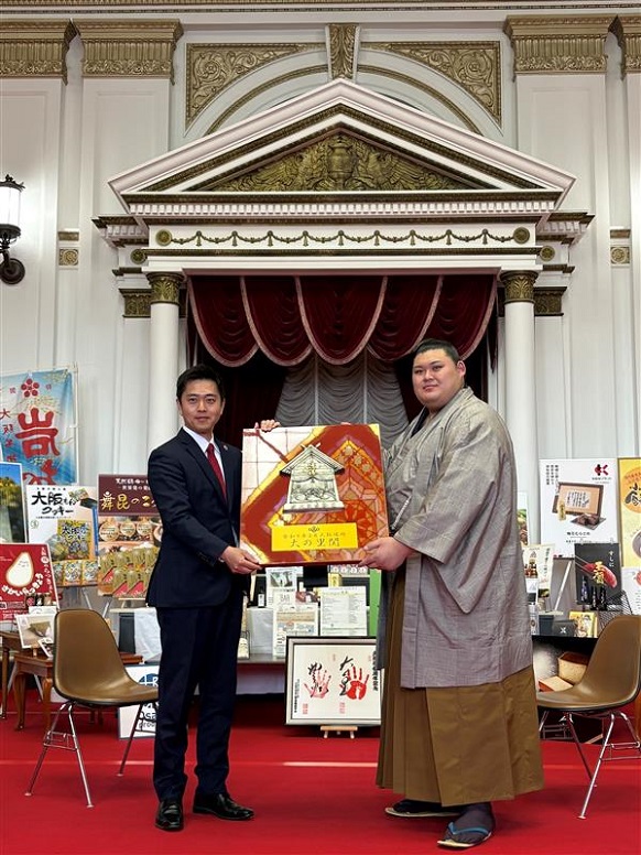 優勝楯を贈呈する知事と大の里関