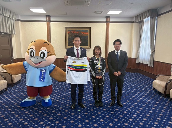 TOYO TIRES presents 2025 アジア BMXレーシング選手権優勝選手(関係者含む)と知事