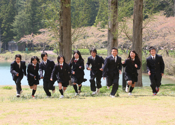 駆け出す学生たちの写真