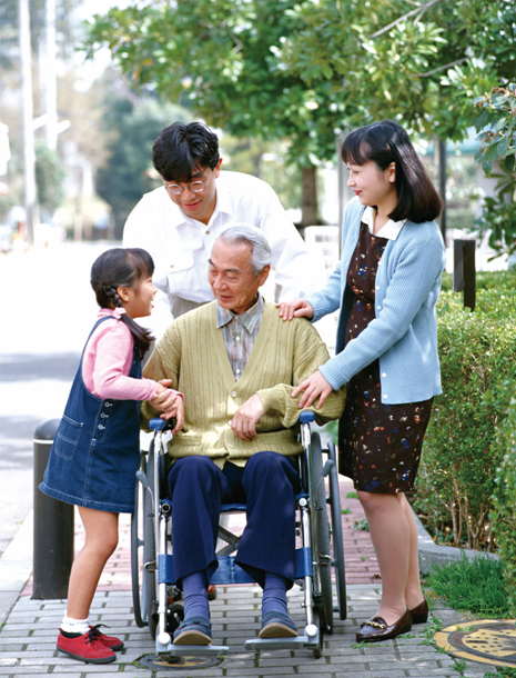 車椅子と家族の写真