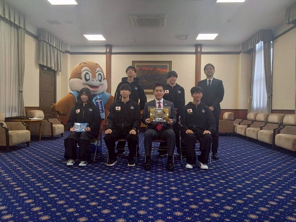 選手及び関係者と知事の記念写真