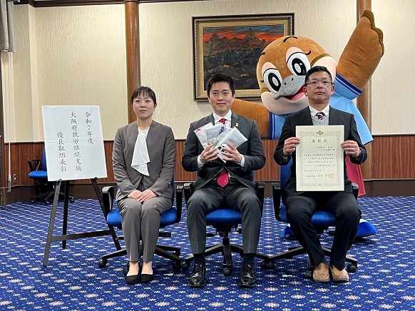 令和7年度大阪府就労継続支援優良取組表彰の受賞者と知事
