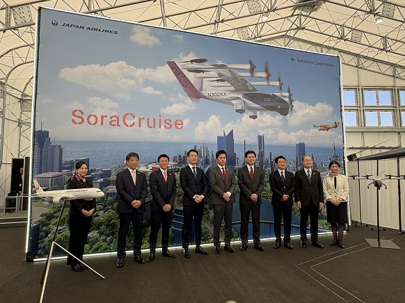 SoraCruiseの前で、日本航空株式会社 柏取締役専務執行役員、 住友商事株式会社 関西支社 高島副支社長、 大阪市高速電気