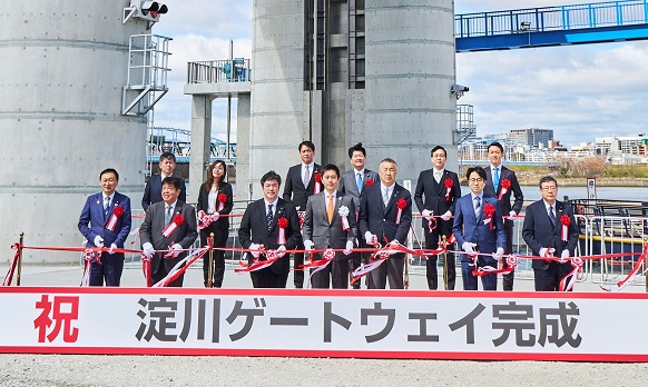 テープカットする知事