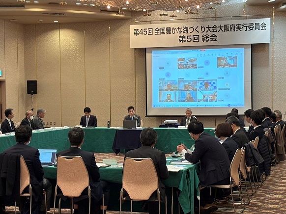 委員の取り組み発表を聞く知事