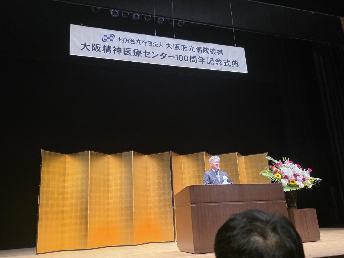 祝辞を述べる金城議長