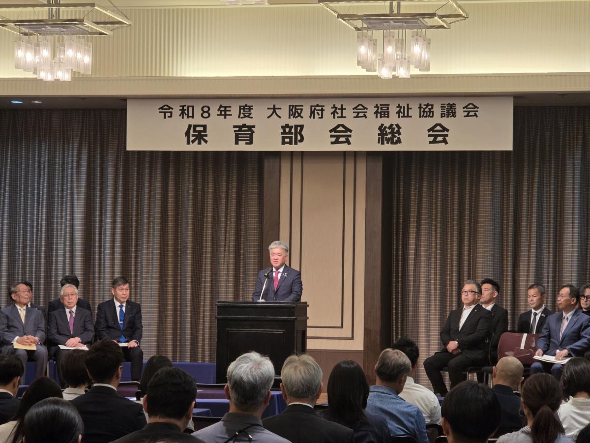 挨拶する金城議長