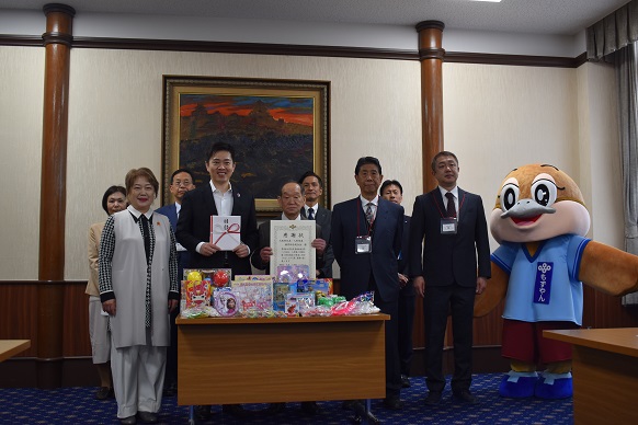大阪府玩具・人形問屋協同組合連合会からの寄贈品の玩具と知事