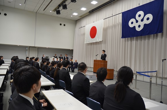 新規採用職員に訓辞を述べる知事