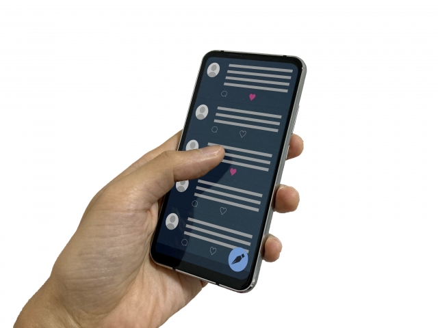 スマートフォンでSNSを操作するイメージ画像