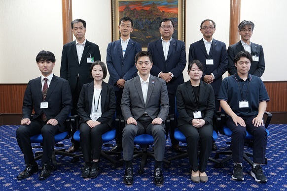 帰阪報告会出席者と記念撮影を行う知事