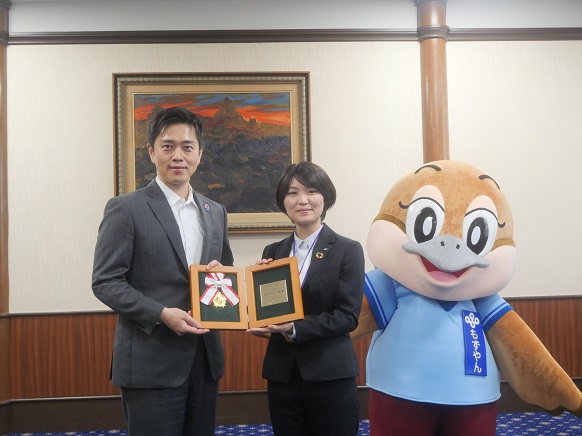 金メダリスト黄氏と知事