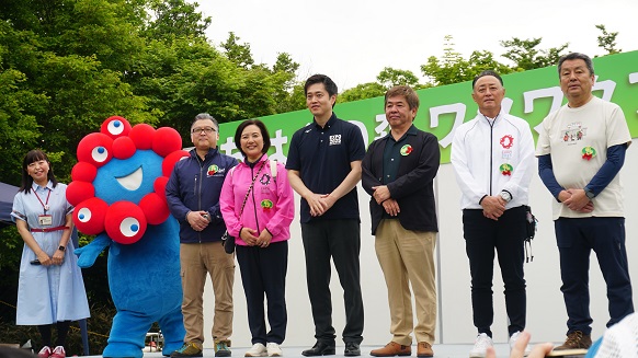 来園者と写真撮影する知事