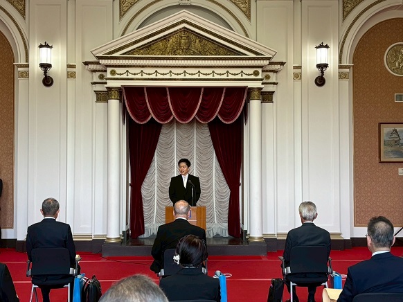 受章者に対しお祝いの言葉を述べる知事