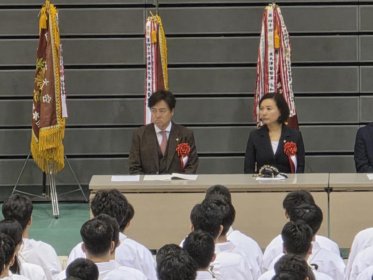 出席する西野議長・中野副議長
