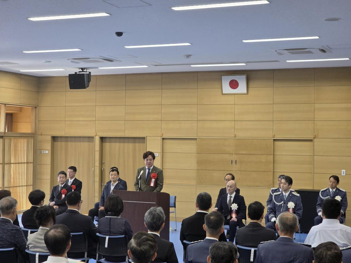 祝辞を述べる西野議長
