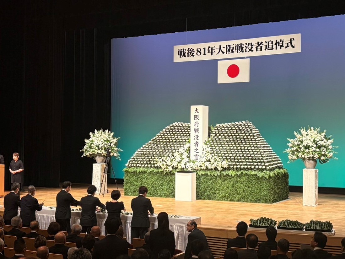 献花を行う西野議長と中野副議長