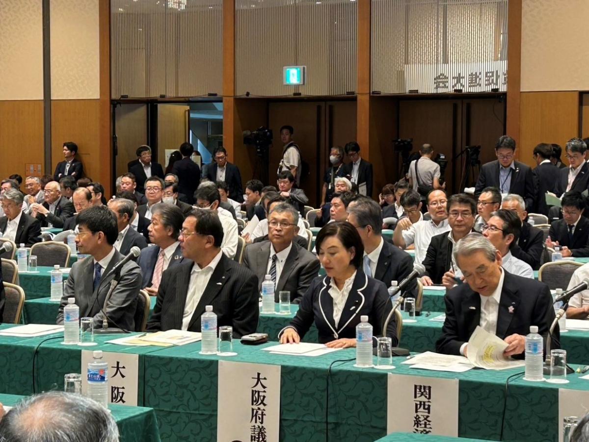 大会に出席する中野副議長