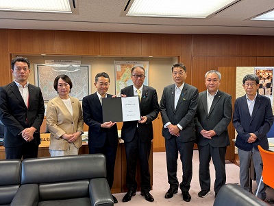政務官との手交写真