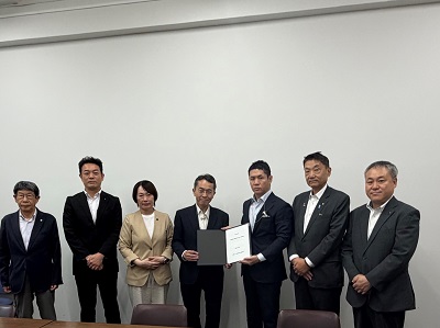 主計官との手交写真