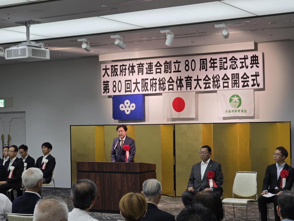 祝辞を述べる西野議長