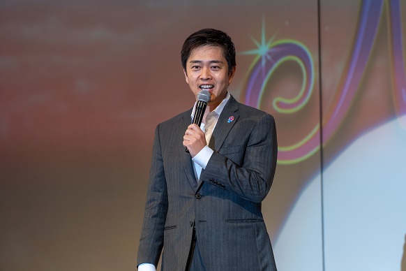 登壇する知事