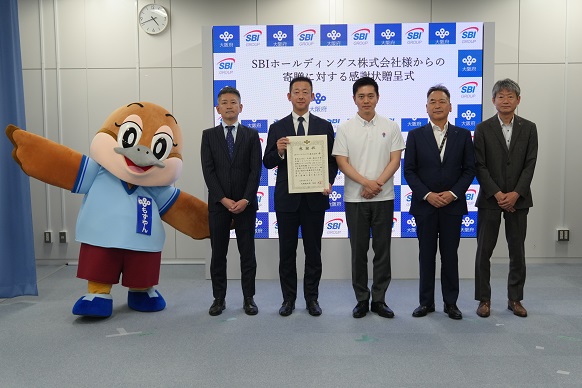 SBIホールディングス株式会社様の代表者と記念撮影を行う知事