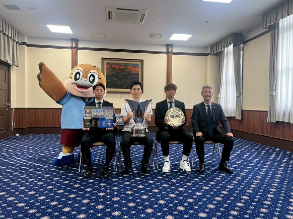 知事、選手及び関係者との記念写真