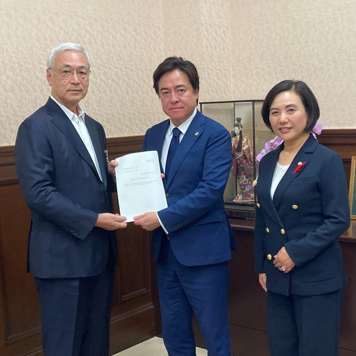 議長手交