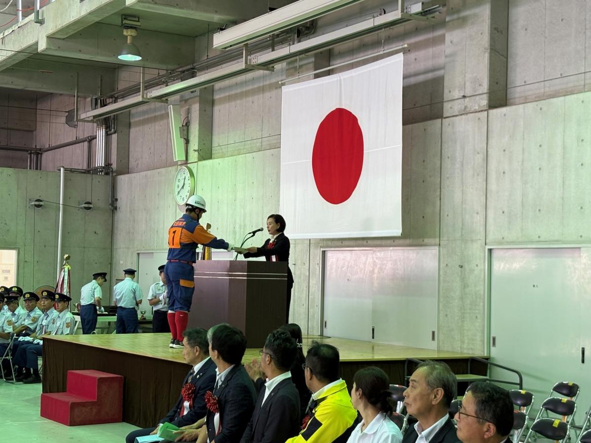 各操法優勝団体に対し表彰する中野副議長