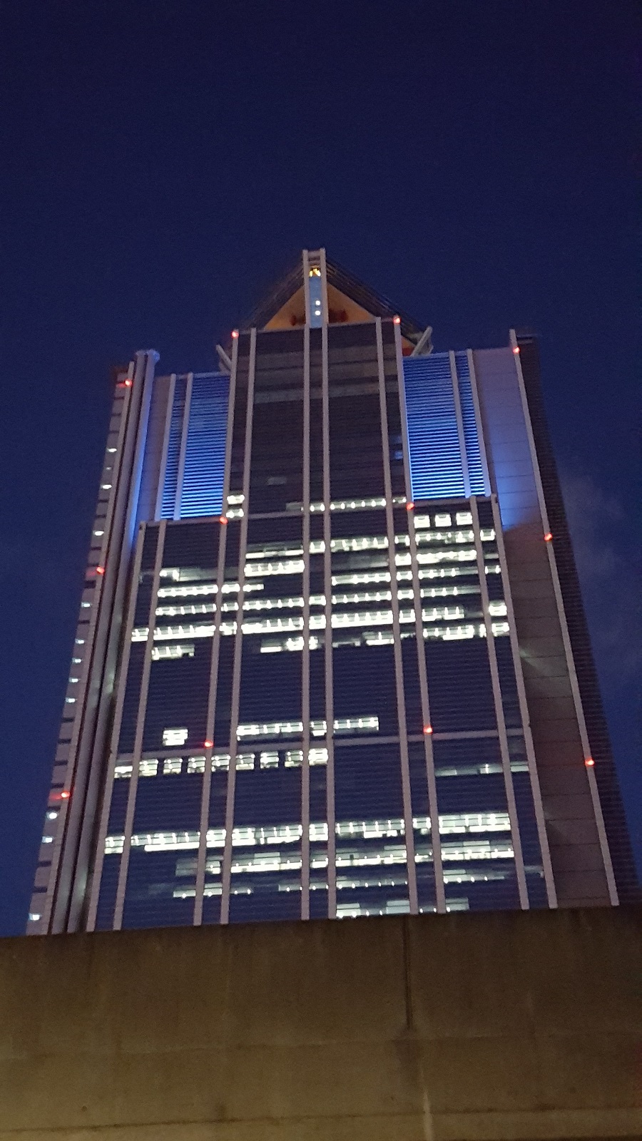 大阪府咲洲庁舎 ブルーライトアップ画像