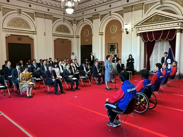 激励のことばを述べる中野副議長