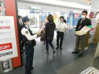 来場者へのチラシや啓発物品の配布2