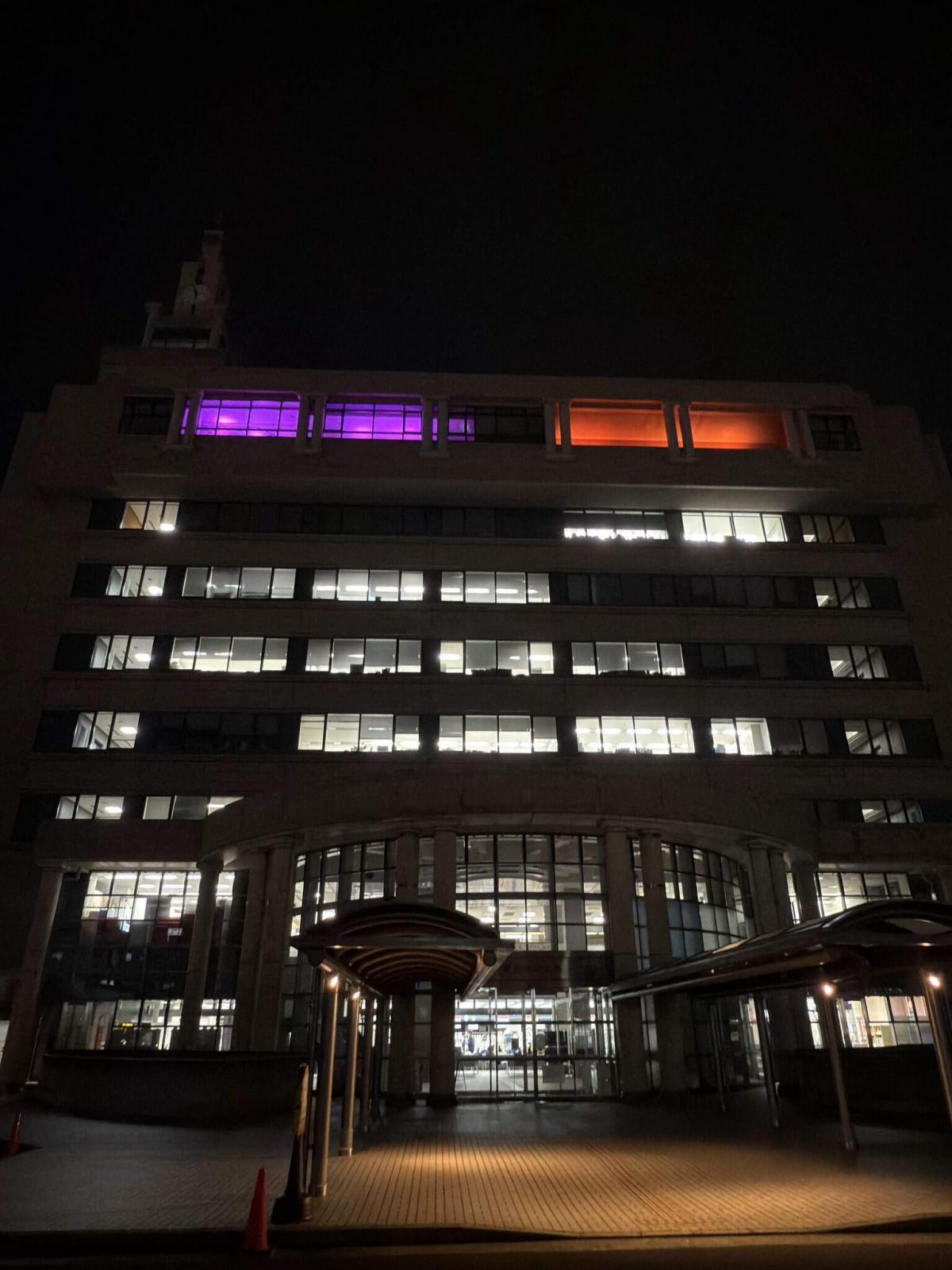 藤井寺市役所パープルライトアップ写真