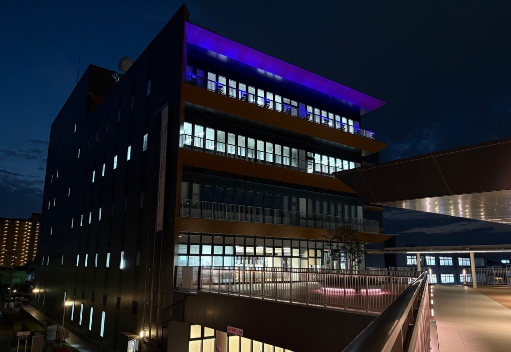 和泉市役所本庁舎パープルライトアップ写真