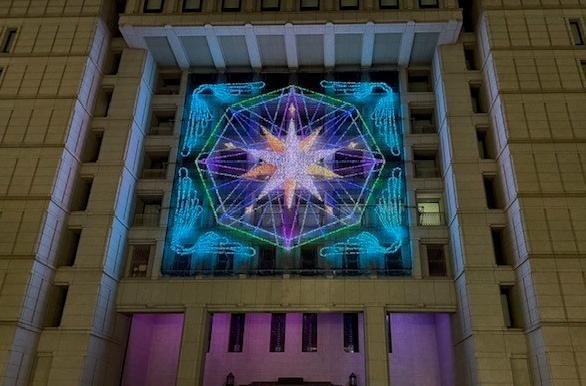 大阪市役所本庁舎正面玄関パープルライトアップ