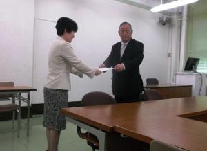 岩手県議会議員団の柳村副議長から要請文を受領