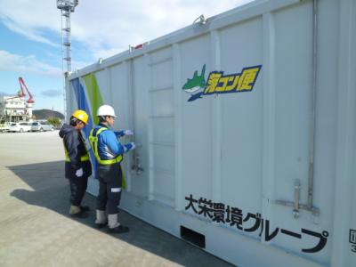 コンテナの空間線量率測定の様子