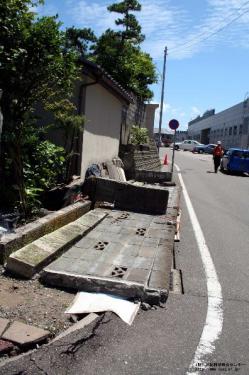 地震によりブロック塀が倒壊した写真です