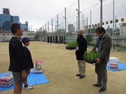 扇町小の菜の花出荷式写真1